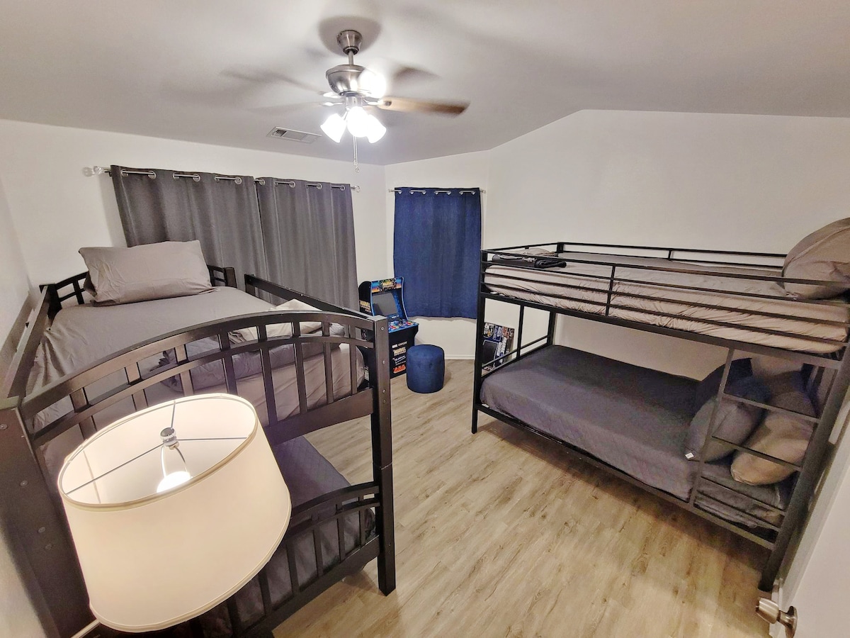 二段ベッドルーム：シーリングファン/照明