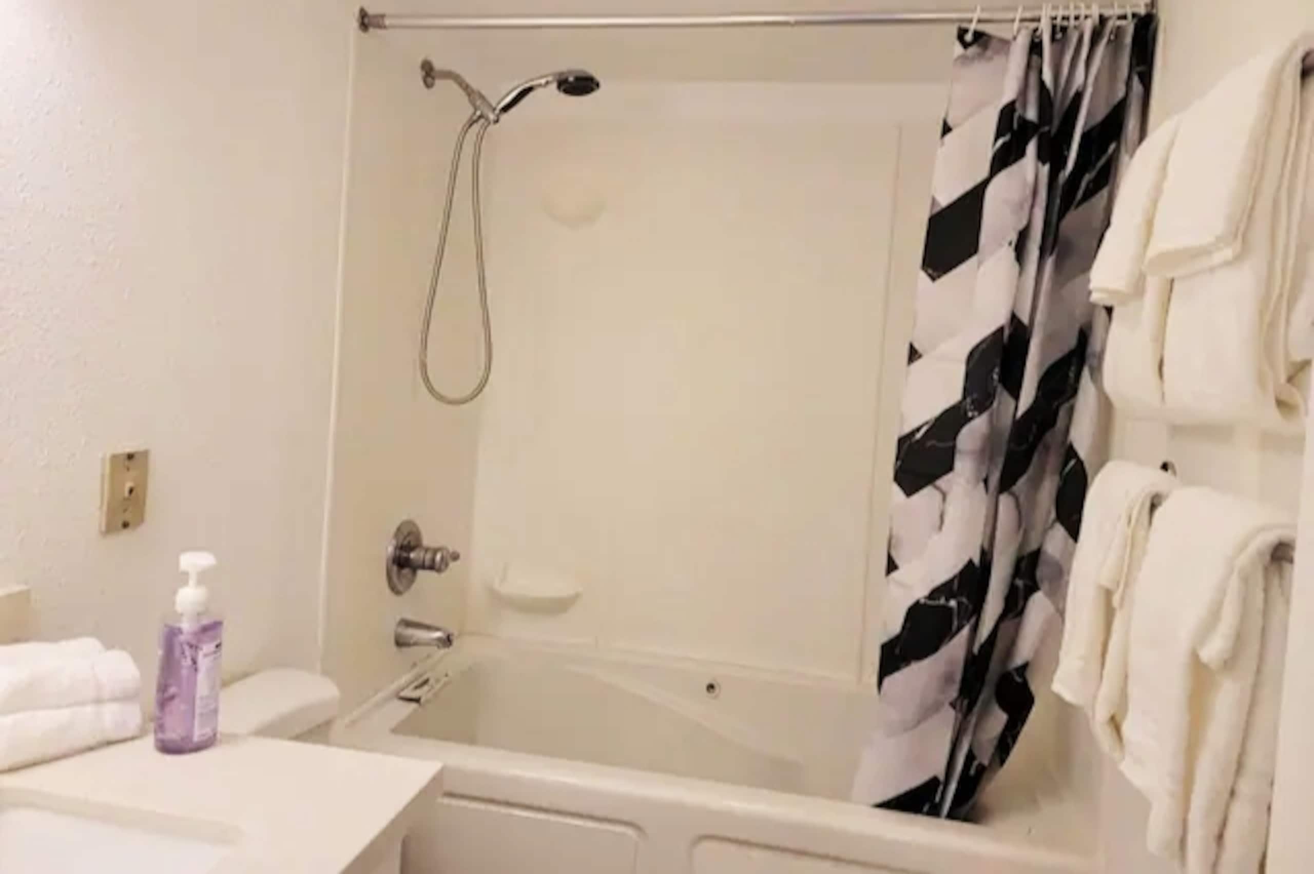 Condo in Honolulu · ★4.82 · 3 bedrooms · 5 beds · 1 private bath - Image 9