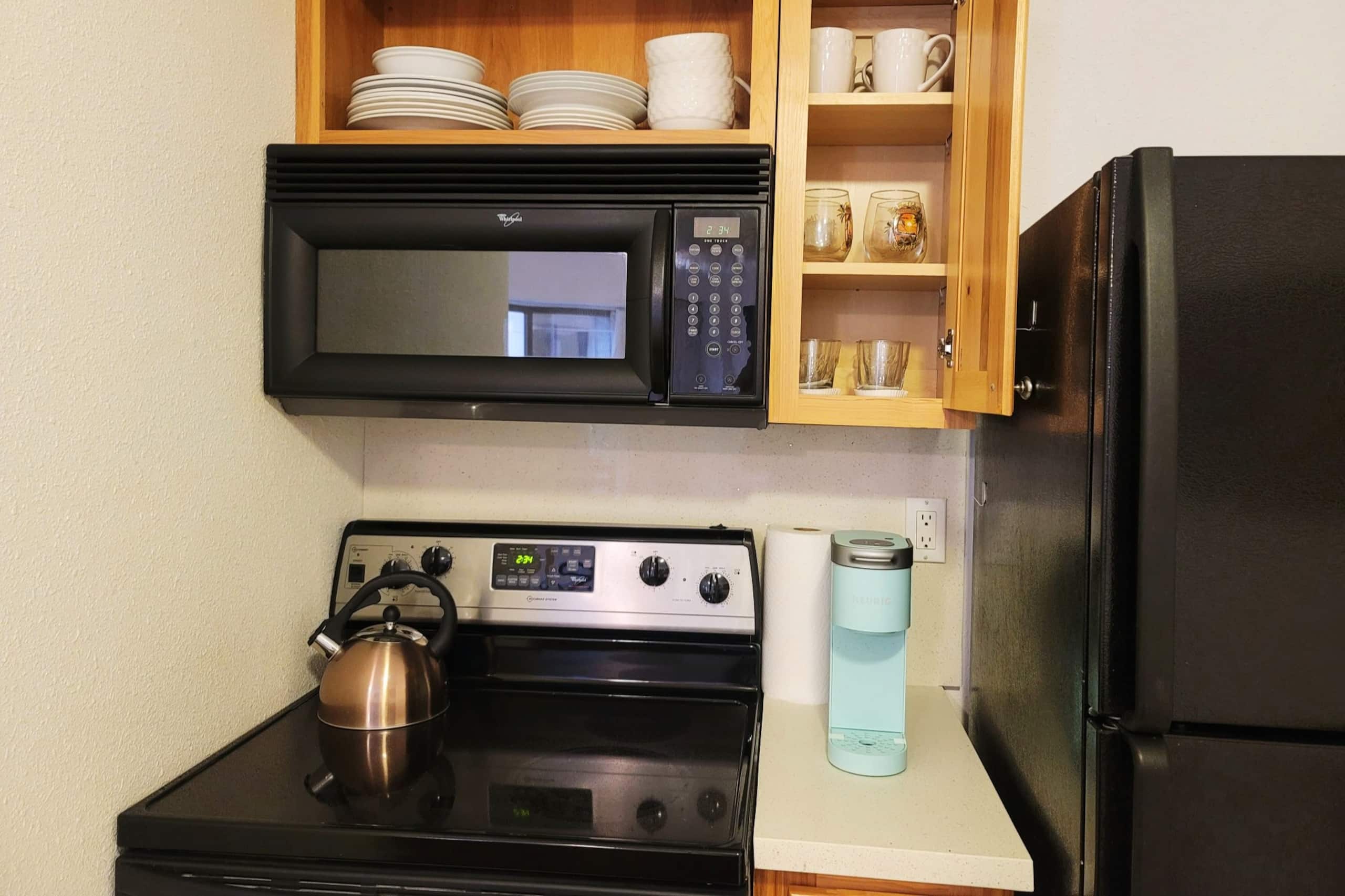 Condo in Honolulu · ★4.82 · 3 bedrooms · 5 beds · 1 private bath - Image 7