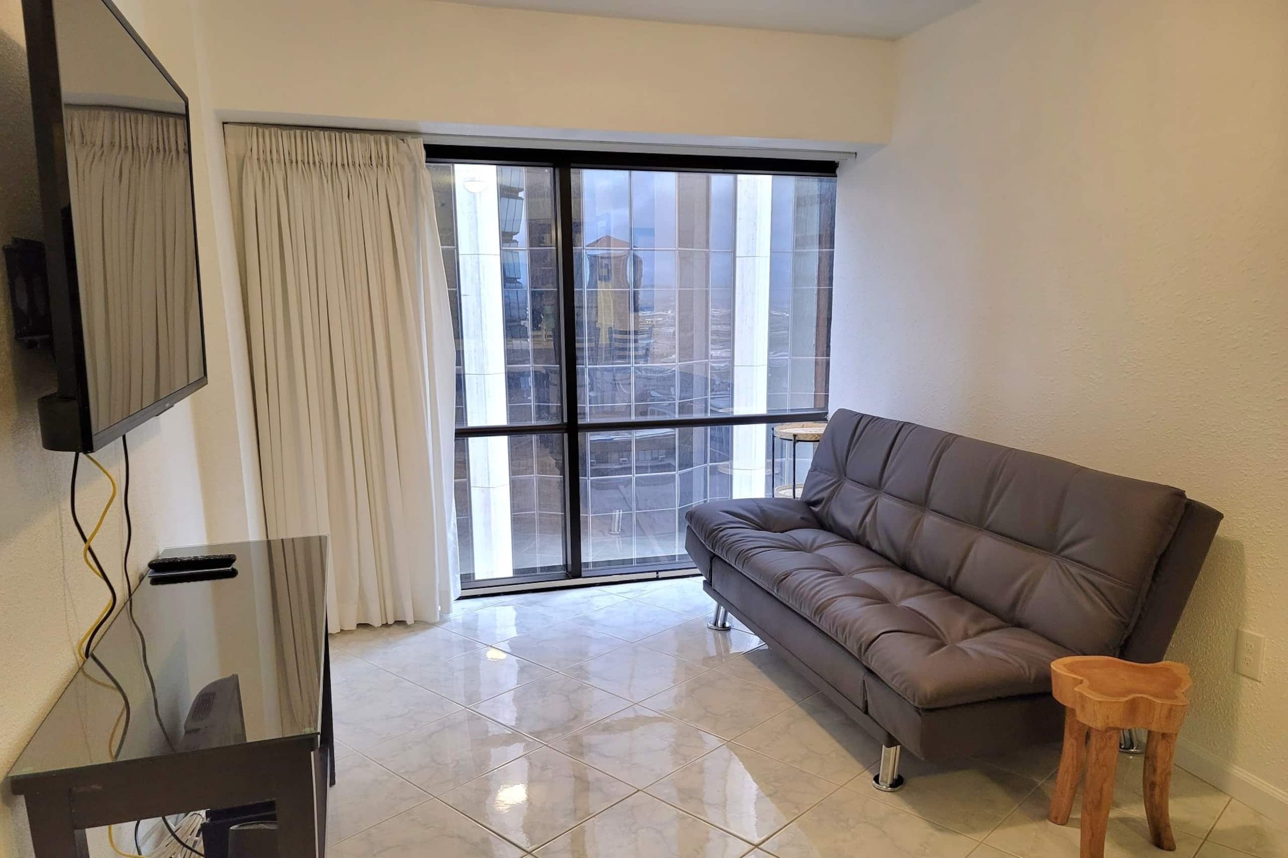 Condo in Honolulu · ★4.82 · 3 bedrooms · 5 beds · 1 private bath - Image 4