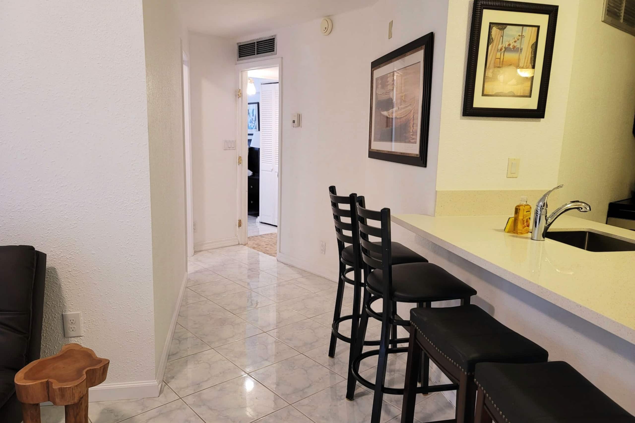 Condo in Honolulu · ★4.82 · 3 bedrooms · 5 beds · 1 private bath - Image 6