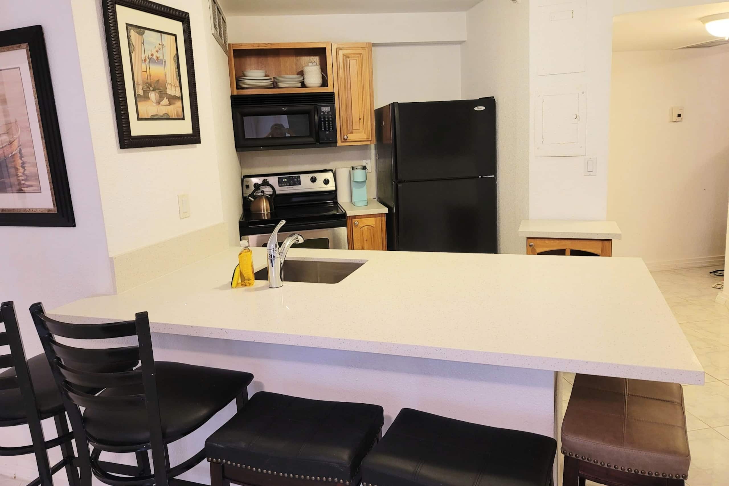 Condo in Honolulu · ★4.82 · 3 bedrooms · 5 beds · 1 private bath - Image 5