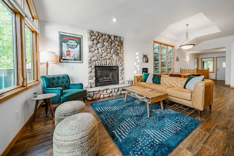 Popular Airbnb listing: SALE! Ideal Location! AC, Hot Tub, King Bed! in Estes Park