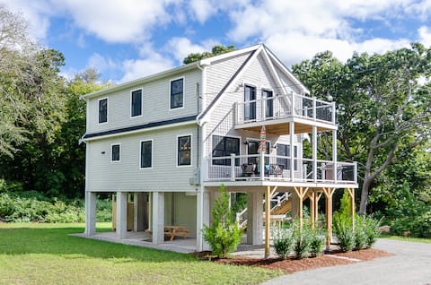 Great location! 4 bedroom home w/ beach rights.