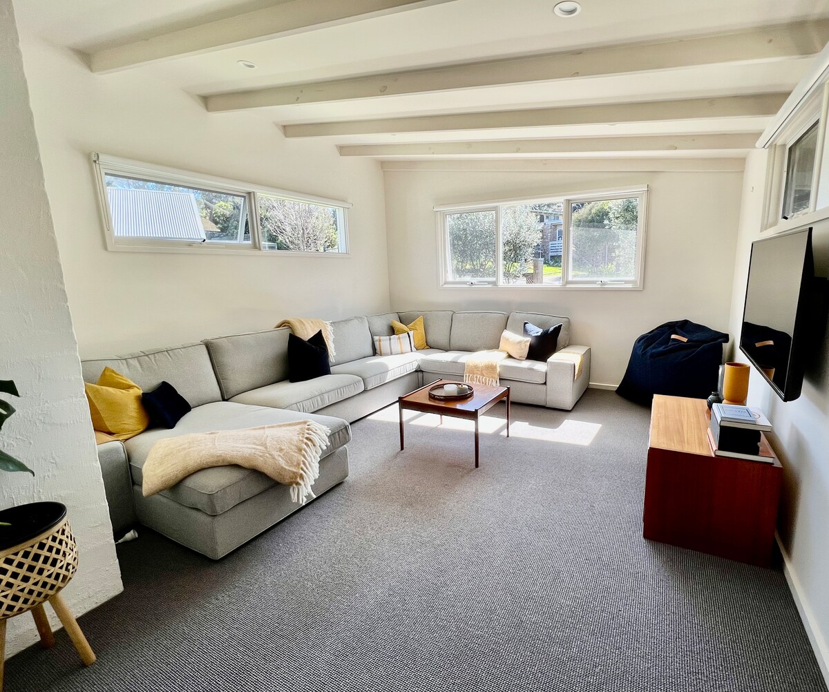 Successful Airbnb property: Stroll to cafes, beaches. Sunday late checkout! in Blairgowrie