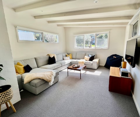 Successful Airbnb property: Stroll to cafes, beaches. Sunday late checkout! in Blairgowrie