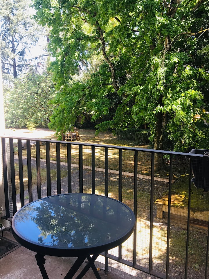 26 people near downtown and train station Apartments