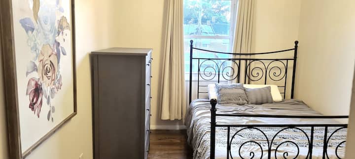 Segundo dormitorio con cama tamaño queen, vestidor y armario