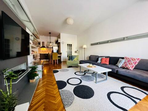 MyHomeInPrishtina - Spacious & Cozy APT w/ Balcony