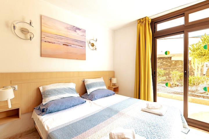 Hiki ndicho chumba kikuu cha kulala, kinachoangalia bustani.