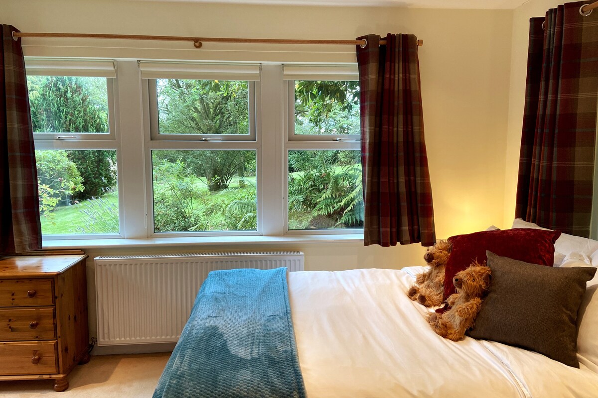 Heilan ' coos bio je što mirniji dok nisam izašao iz sobe, a zatim su se vratili na zečeve, njihov omiljeni hobi.