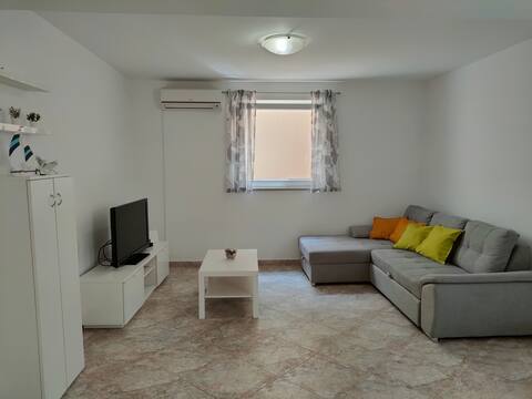 Top Airbnb: Apartment Sanja in the basement of the building + parking in Grad Cres