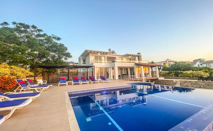 Villa Familiare Con 5 Camere Da Letto, Piscina Privata, Posizione Sul Bordo Della Scogliera Con Vista Sul Mare - Cipro