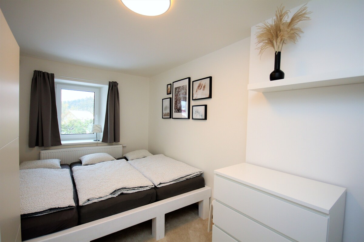 ห้องนอนขนาดใหญ่ขึ้นสำหรับ 5 คน เตียงสามชั้นติดผนังแบบกำหนดเอง + เตียงสองชั้น (เตียงสองชั้น)