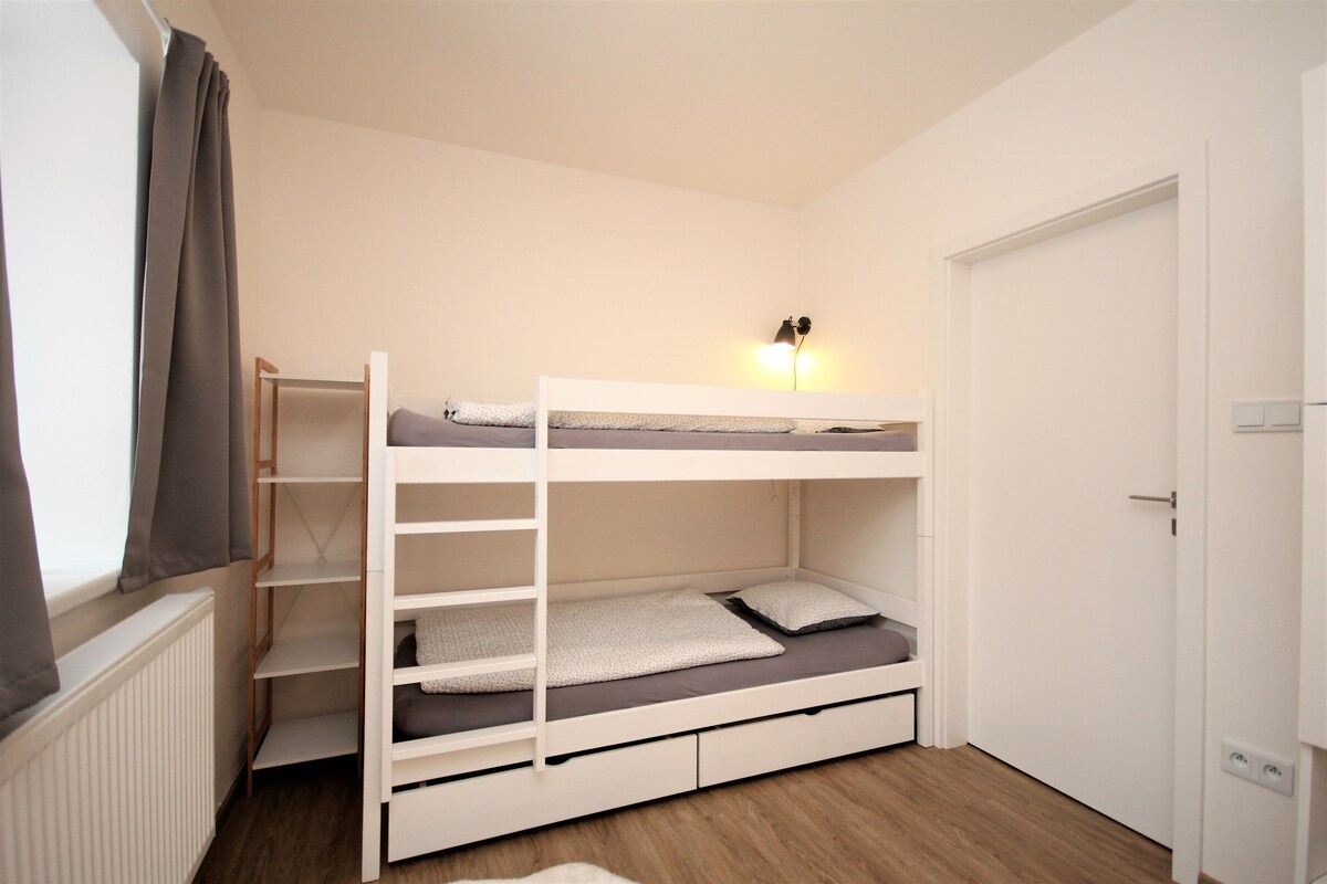 ห้องนอนสำหรับ 4 คน เตียงแฝดติดผนังแบบกำหนดเอง + เตียงสองชั้น (เตียงสองชั้น)