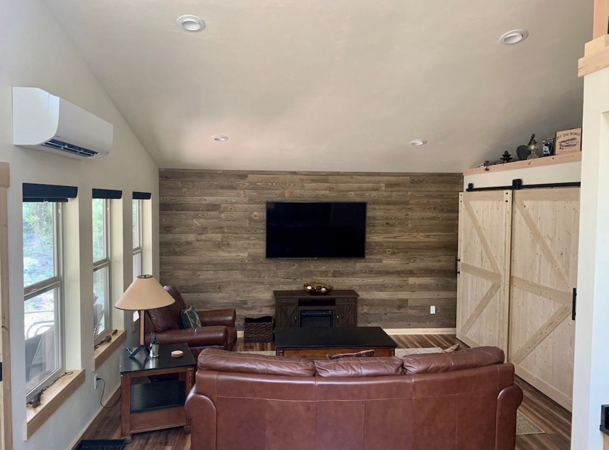 Top performing Airbnb: Cozy home in the woods & close to everything! in Whitefish / Flathead Valley
