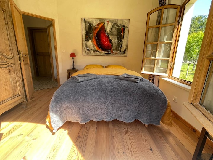 Dhoma e gjumit 1 me një krevat të madh 140x200 dhe gardërobë.