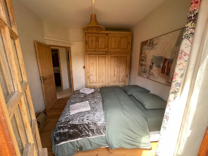 Dhoma e gjumit 2 me një krevat në 160 dhe një gardërobë.