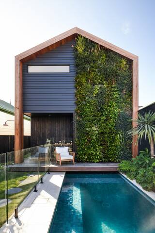 Bright Cheerful 5 Bedroom Villa with Pool gallery image 2