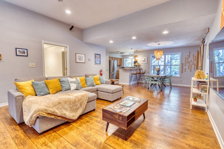 Heated Saltwater Pool + Game Room - Ocean Springs, MS