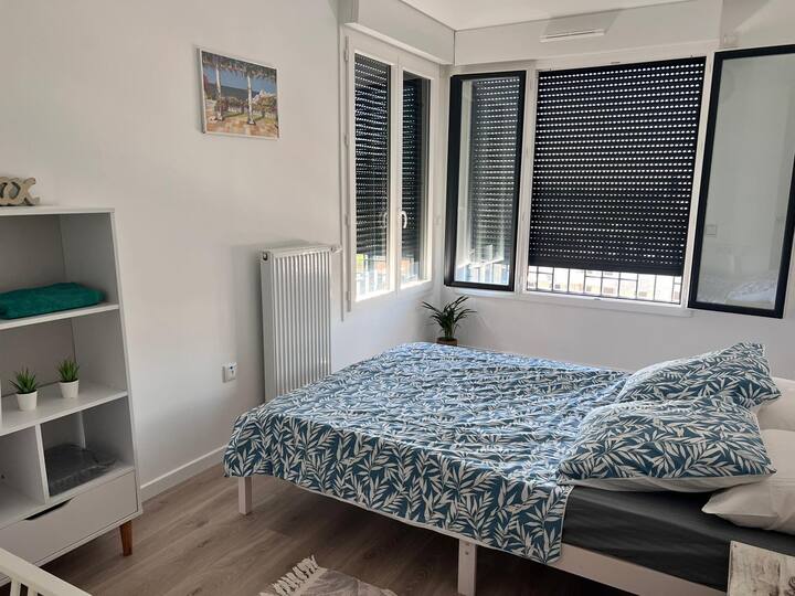 Private and insulated bedroom & bathroom in large apartment Casa