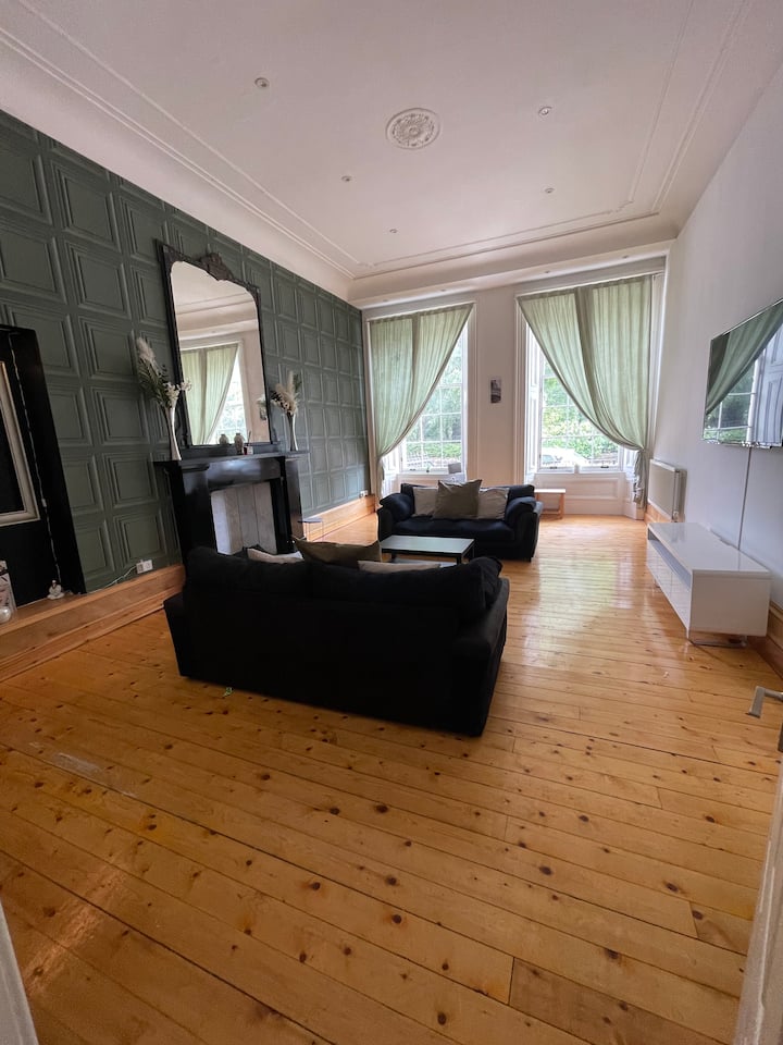 One Bedroom West End Apartment Condominiums for Rent in Glasgow City