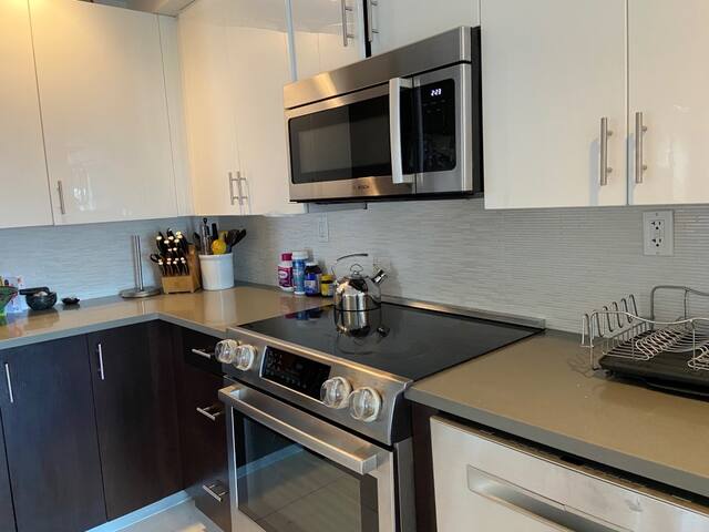 Beautiful spacious 2BR, 2BA w/ rooftop deck. gallery image 5