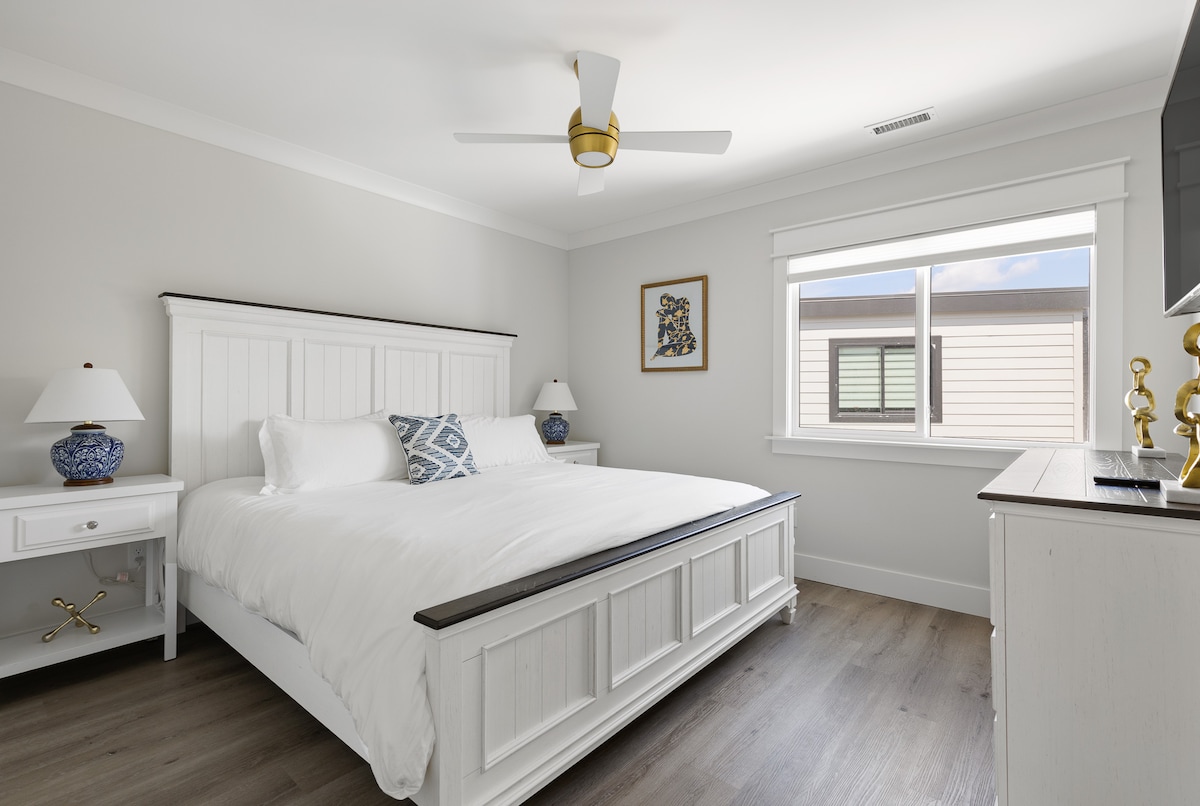 Спална соба на 2-ри кат - брачен кревет (широк