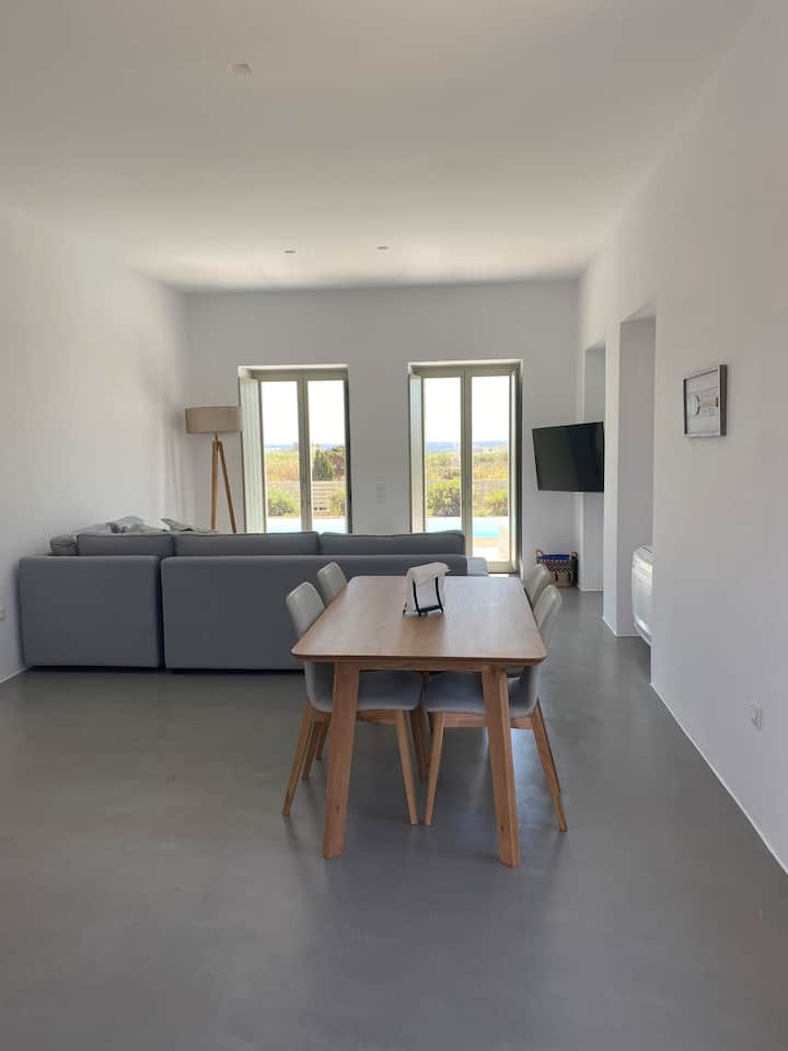 tavolinë e brendshme ngrënieje