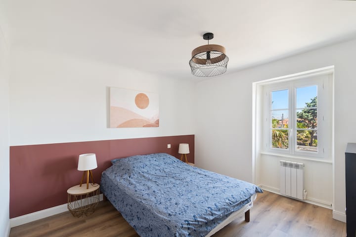 Chumba cha kulala kilicho na kitanda mara mbili na hifadhi ya nguo zako.