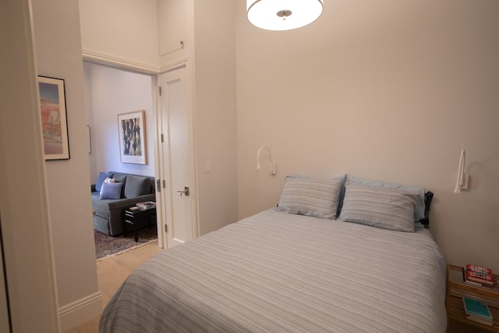 La cama Casper Queen.  Muy cómodo. Luces de lectura para ambos lados.