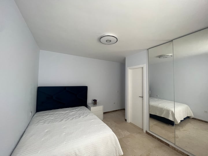 חדר שינה ראשי עם חדר רחצה פרטי (ג'קוזי), מאוורר תקרה וארון בגדים ענק עם מראה. 