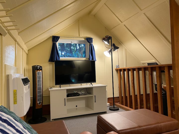 El aire acondicionado de pared tiene un control remoto y mantiene la cabaña cómoda los días y noches de verano. Trae tus DVD o mira uno de los nuestros. Descarga películas antes de venir a tu celular/computadora portátil para verla en la televisión. 