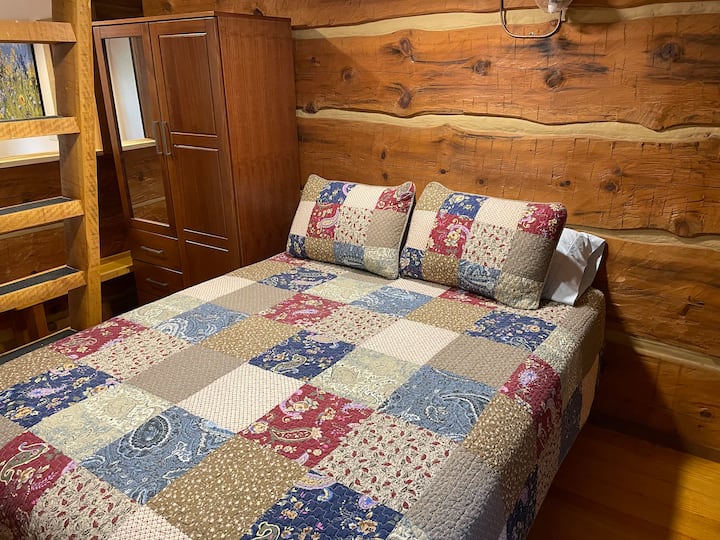 La cama tamaño queen se encuentra en la habitación principal.
La cocina está al pie de la cama.
