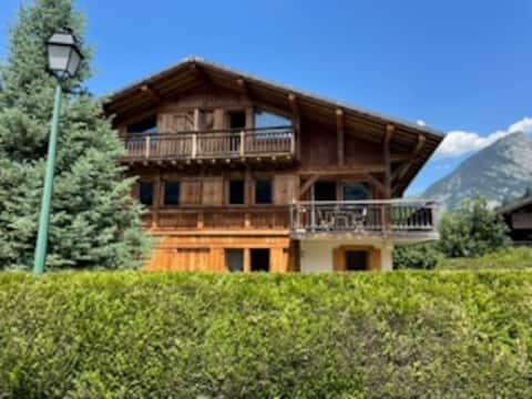 Successful Airbnb property: Spacious 4 bedroom semi-chalet, EV charger in Samoëns