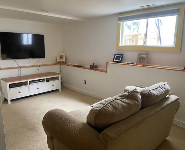 Entire 3 br. house+hot tub+25 min walk to dwtn gallery image 2