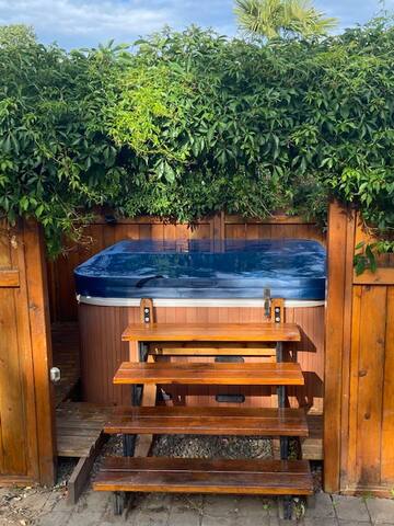 Entire 3 br. house+hot tub+25 min walk to dwtn gallery image 3