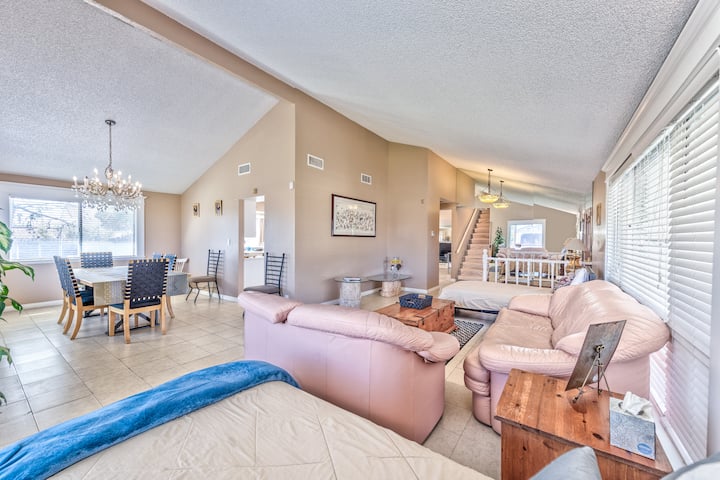 2022 - تتميز غرفة المعيشة العلوية بسريرين مفردين ، على جانبي مجموعة الأريكة الجلدية الوردية.  