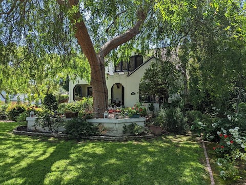 100 Yr Old English Cottage w/1 Bdrm Guest Cottage