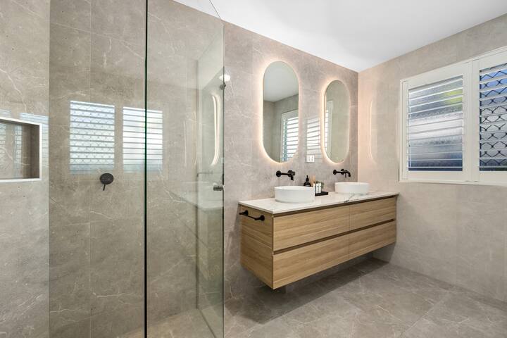 Noosa, Canal Side 4 bedroom Home With Pool! gallery image 4