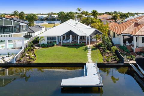 Noosa, Canal Side 4 bedroom Home With Pool!