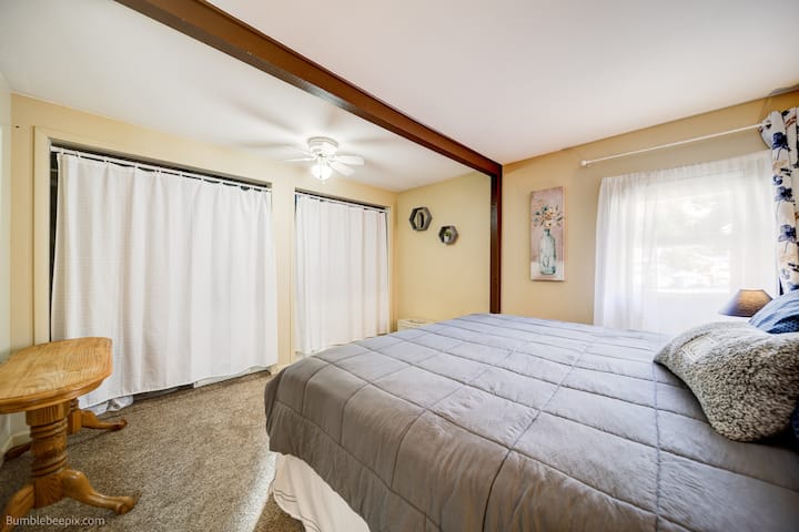 Спална соба, многу простор за складирање зад завесите за облека.  Закачалки и фиоки. 