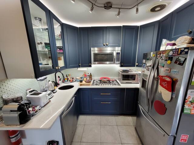 Quiet and Sunny 2BR/2BR with south-facing terrace gallery image 3