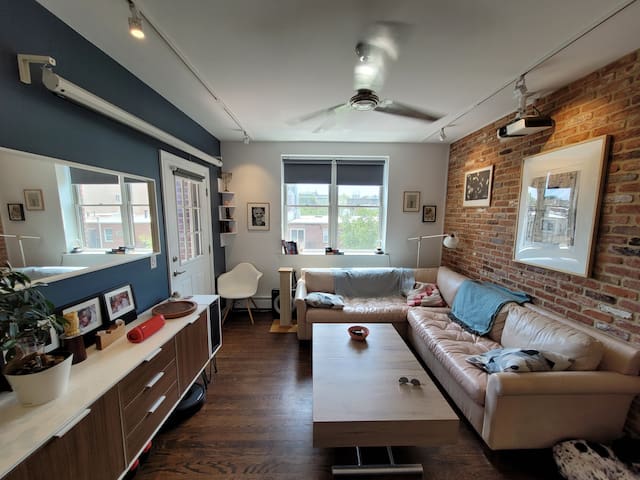 Quiet and Sunny 2BR/2BR with south-facing terrace