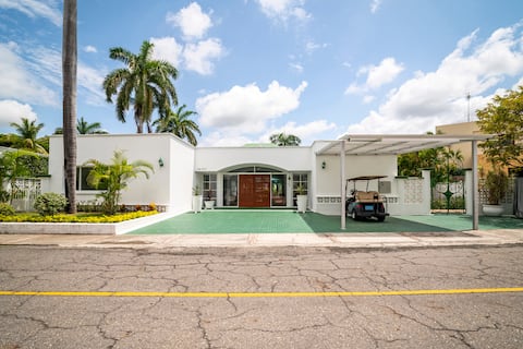 Beautiful and Comfortable 4-bedroom/4-full bath