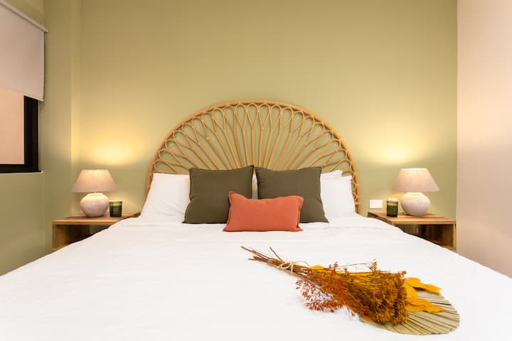 Disfruta de una buena noche de descanso en esta cómoda cama King