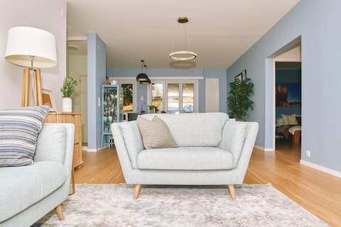 Superb modern apartment overlooking Lake