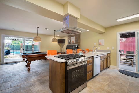 Spacious Home - 5BR with 2 King Rooms