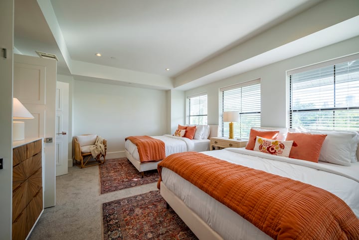 חדר שינה ענק מס '1. עם 2 מיטות זוגיות קווין סייז עם מזרנים איכותיים ואור טבעי בשפע שמציף את החדר . 