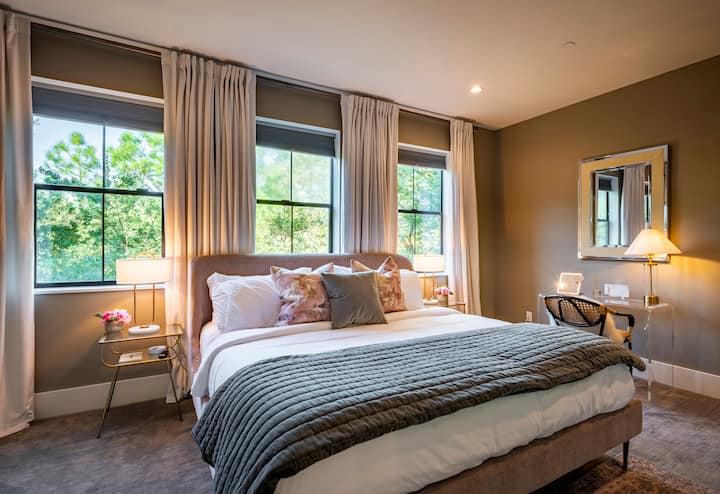 מיטת קינג סייז יפה עם מזרן יוקרתי ושולחן פרטי. 